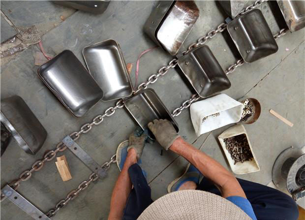 環鏈斗式提升機鏈條料斗安裝